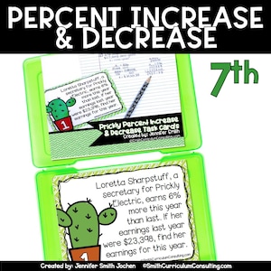 Op de afbeelding: Groene en witte taakkaartjes met een cactus-illustratie. De kaartjes zijn gelabeld "Prickly Percent Increase & Decrease Task Cards" en bevatten een woordprobleem over een salarisverhoging van een secretaresse. De kaartjes zijn ontworpen voor wiskunde in de 7e klas.