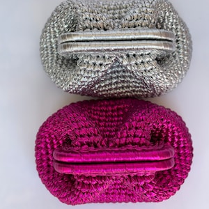 Mini pochette en raphia métallique au crochet, pochette en maille de soirée, mini pochette argentée faite main, mini pochette de luxe