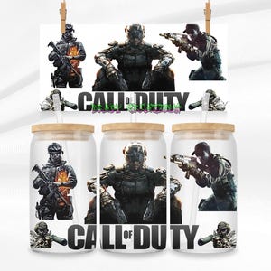 Pode incluir: Três copos de vidro para bebidas com tampas de madeira e o texto "CALL OF DUTY". Cada copo apresenta uma imagem diferente de um soldado em equipamento de combate. Uma imagem correspondente é impressa em um fundo branco acima dos copos.