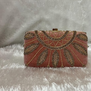 Bolso de mano de noche hecho a mano en terciopelo color castaño y rosa para mujer con cordón desmontable. (#D25F57)