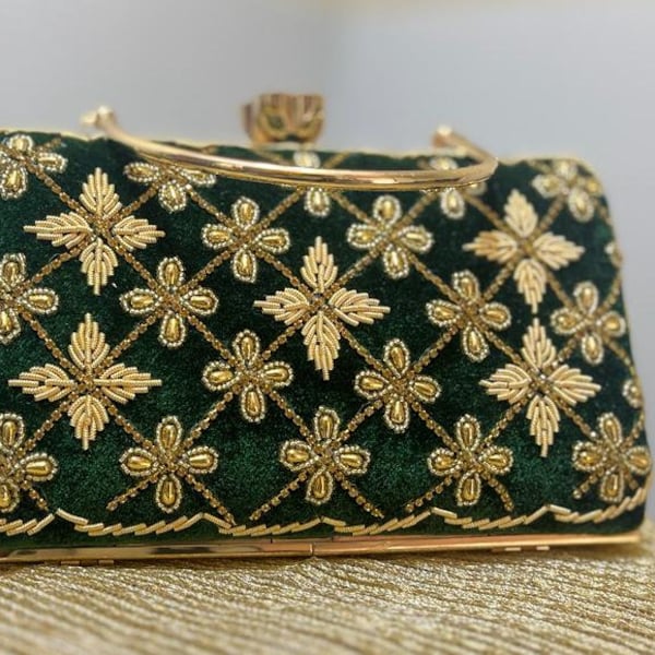 Pochette en velours vert émeraude, sac brodé de diamants et de motifs zari pour un mariage, une soirée et des tenues ethniques.