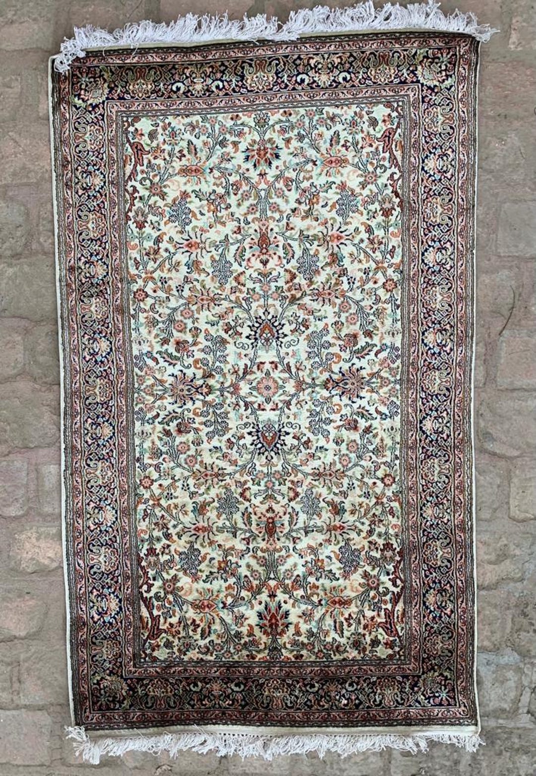 美しいデザインのラグ・カーペット、インドカシミール絨毯 カシミール・シルク 美しいデザインのラグ・カーペット、インド