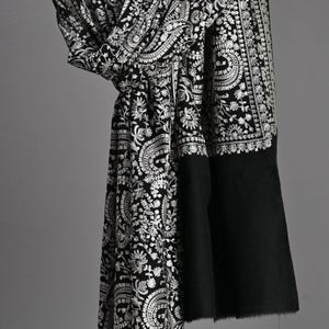 シルバーのチェーンステッチ刺繍が施されたロイヤルブラックパシュミナ、流行の最先端、手紡ぎカシミア、冬のファッション、花のモチーフ、美しさ、ユニーク