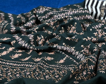 Skogsgrön pashminasjal med guldbroderi, handvävd utsökt kashmirkollektion, blommor och kronblad, brudtärnepresent