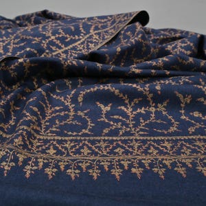 豪華なゴールド、刺繍入りショール、手作業、青と金のラップ、花のモチーフ、家宝ショール、デザイナーパシュミナ、王室パーティー、上質なウール