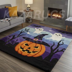 Puede incluir: Una alfombra con temática de Halloween con una calabaza con sombrero de bruja, fantasmas y murciélagos sobre un fondo degradado púrpura y azul. La alfombra tiene un borde negro y está diseñada para uso en interiores.