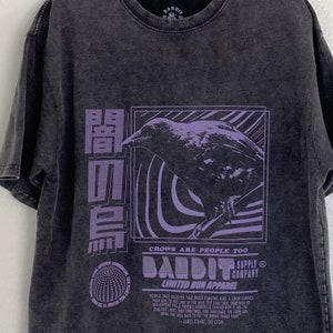 Maglietta sbiadita con spalle scese /Corvo nell'oscurità /Bandit Supply Company