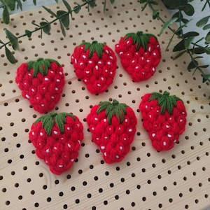Applique fraise, broderie au crochet grosse fraise. Fabrication de cartes, scrapbooking, appliqués rouges, embellissements créatifs, accessoires de couture