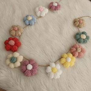 Blumengirlande, Gänseblümchen Flama, Blumen hängend, Gänseblümchen-Kinderzimmer-Girlande, Babyzimmer-Dekor, Blumen-Party-Dekor, gehäkelte Girlande, handgemachtes Flama