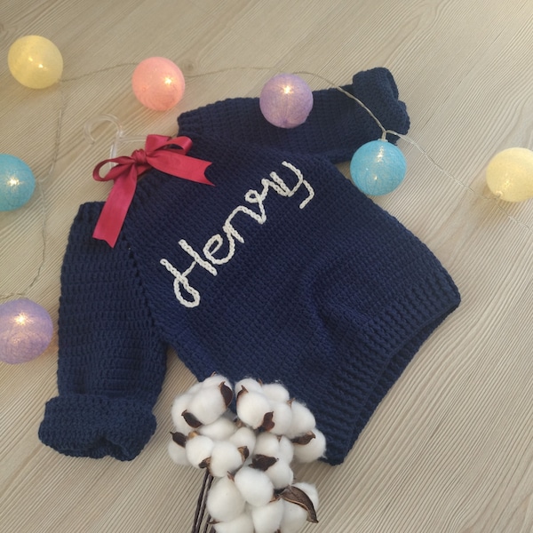 Gehäkelter Baby Pullover mit Namen Stickerei, personalisierte Kleinkind Pullover, Hand bestickt Pullover, Neugeborenen Pullover, Geburtstag, persönliches Baby Geschenk