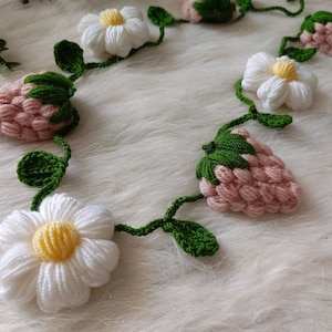 Gehaakte aardbeienslinger: roze bloemengors, lentedecor