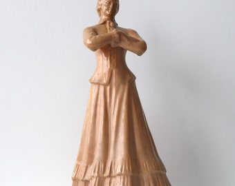 Figura de niña bailando mayólica, cerámica de fábricas privadas de Rusia, siglo XIX - principios del siglo XX