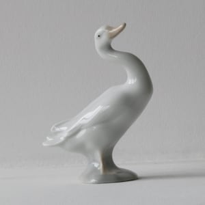 Statuina in porcellana porcellana Oca LLadro Spagna 1960-1963