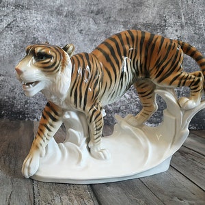 Large porcelain figurine Tiger Karl Ens Volkstedt Germany 1900-1920