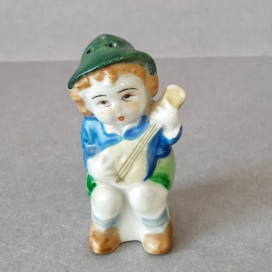 Porseleinen beeldje Boy Musician Japan 1930 Salt & Pepper Shaker