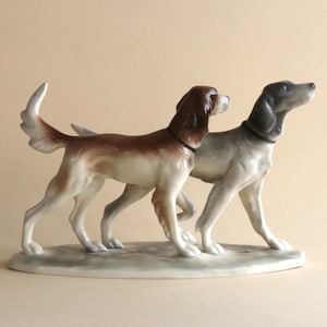 Porcelanowa figurka, rzeźba, pies myśliwski Hertwig Katzhutte, Niemcy