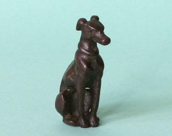 グレイハウンド彫刻：大理石の台座に置かれたブロンズ製の狩猟犬の置物