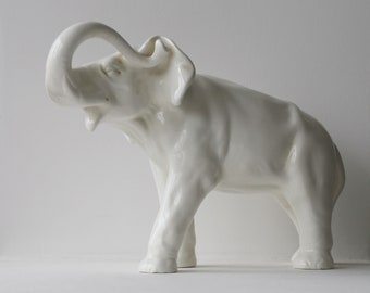Antiek beeldje van een grote olifant door de fabriek van M. Kuznetsov, eind 19e eeuw