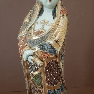 Satsuma porcelain Sculpture, Statue Marked &#39;Kinzan&#39; 錦山 Kannon Guanyin Japan late 19th - Early 20th century