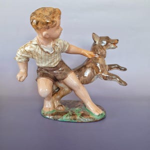 figurina scultura ragazzo cane pastore maiolica Ungheria
