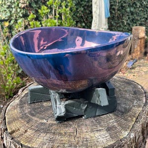 Vintage blå skål med skimrande glans – Modernt dekorativt föremål – Pärlemorfärgad finish – Designerskål på stativ – Unikt konstföremål
