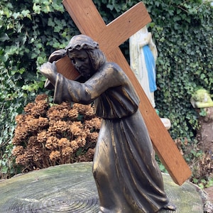 Beautiful bronze saint statue of Jesus likes the cross