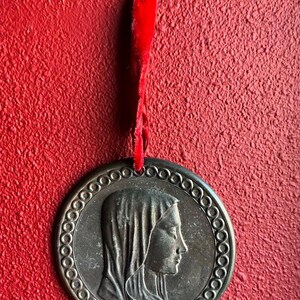 Zeldzame Antieke Maria Medaille – Grote Religieuze Plaquette – Eind 19e Eeuw – Brons/Koper/Tin – Katholiek Verzamelobject