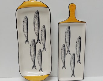 Bandeja de aperitivos de sardinha em cerâmica pintada à mão, presente português.