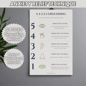 以下が含まれることがあります： 「ANXIETY RELIEF TECHNIQUE」と「5-4-3-2-1 GROUNDING」のテキストが入ったポスターとウォレットカード。ポスターには、見るもの、触るもの、聞くもの、匂うもの、味わうものなど、不安を軽減するための手順が記載されています。背景には植物があります。