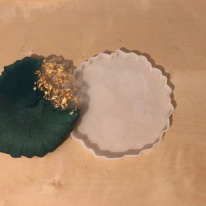 Peut inclure: Deux sous-verres ronds en résine, l'un avec un motif agate vert et or et l'autre un sous-verre en résine blanc uni.