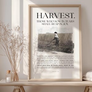 Może przedstawiać: Czarno-białe zdjęcie mężczyzny pracującego na polu. Obraz jest opatrzony cytatem z Psalmu 126: "Żniwa. Ci, którzy sieją w łzach, będą żąć w radości."