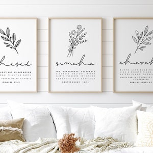 Puede incluir: Tres impresiones en blanco y negro con ilustraciones florales y palabras hebreas. La primera impresión dice "chesed" y "La bondad amorosa de Adonai llena la tierra. Chesed Adonai Malah Haaretz. Salmo 33:5". La segunda impresión dice "simcha" y "Alegría, felicidad, celebrar la alegría, el deleite, la alegría, el placer, la alegría de Dios. Vehavita Ach Sameach. Deuteronomio 16:15". La tercera impresión dice "ahavah" y "Arde como un fuego abrasador como una poderosa llama. Muchas aguas no pueden apagar el amor. Mayim Rabiym Lo Yorhilo Likhabot Et-Haavah. Cantar de los Cantares 8:7".