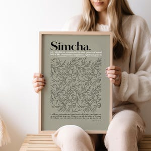 Puede incluir: Una impresión enmarcada con un fondo verde y un patrón floral negro. La impresión presenta la palabra "Simcha" en texto negro y una definición de la palabra en texto más pequeño. La definición incluye las palabras "alegría, alegría, conectado a Dios, paz mental, lleno de vida, abundancia, felicidad, crecimiento espiritual". La impresión también incluye una cita de la Biblia en texto más pequeño.