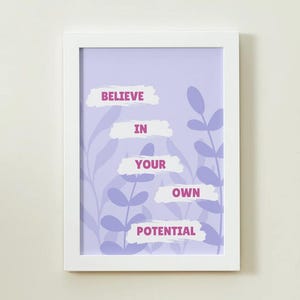 Può includere: Una stampa incorniciata con un bordo bianco. L'opera presenta le parole "CREDI NEL TUO POTENZIALE" in testo rosa su uno sfondo viola chiaro. Sono presenti anche illustrazioni decorative di foglie e steli viola.