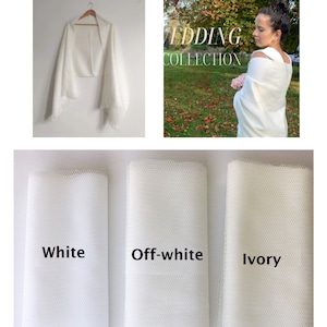 Puede incluir: Un chal de color marfil mostrado en una percha, usado sobre los hombros, y tres muestras de tela de tul etiquetadas como White, Off-white e Ivory. El texto Ivory Shawl y WEDDING COLLECTION son visibles en la imagen.