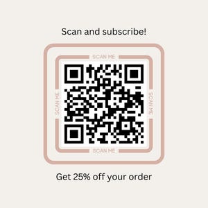 K&ouml;nnte beinhalten: Ein quadratischer QR-Code mit einem hellrosa Rand, dem Text Scan and subscribe! oben und Get 25% off your order unten. Der QR-Code ist zentriert und auf jeder der vier Seiten des Rahmens steht der Text SCAN ME in einer hellen Schriftart.