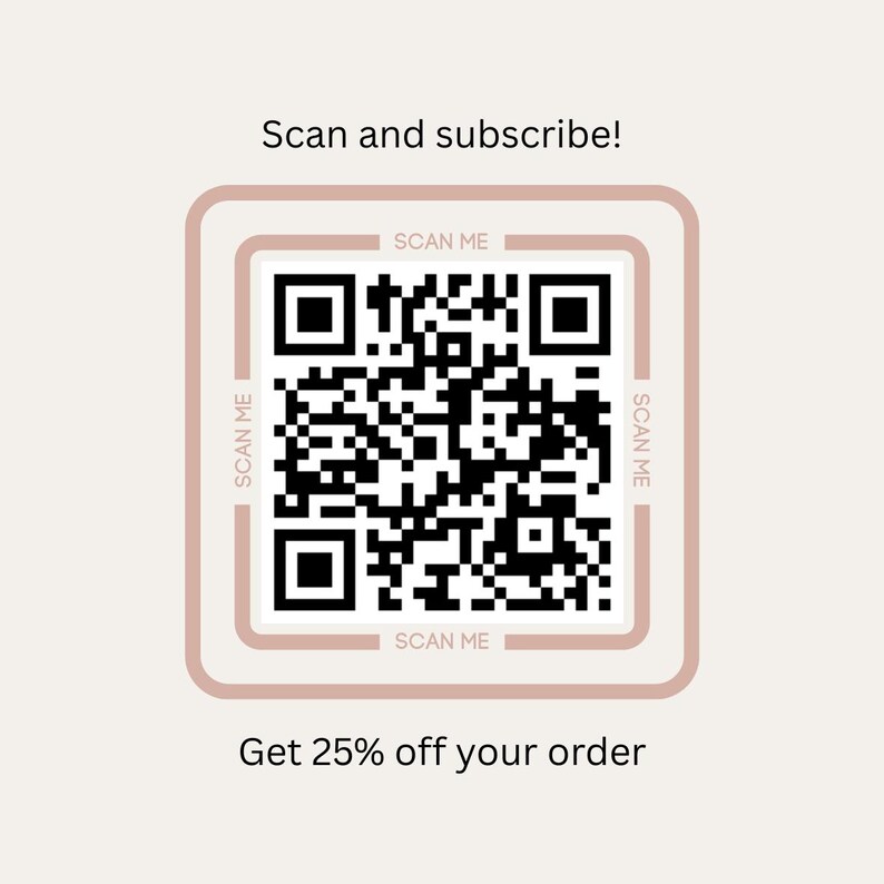 K&ouml;nnte beinhalten: Ein quadratischer QR-Code mit einem hellrosa Rand, dem Text Scan and subscribe! oben und Get 25% off your order unten. Der QR-Code ist zentriert und auf jeder der vier Seiten des Rahmens steht der Text SCAN ME in einer hellen Schriftart.
