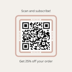 Puede incluir: Un c&oacute;digo QR cuadrado sobre un fondo beige claro. El texto Scan and subscribe! aparece sobre el c&oacute;digo y Get 25% off your order aparece debajo. El c&oacute;digo est&aacute; enmarcado por un borde rosa claro con el texto SCAN ME en cada lado.