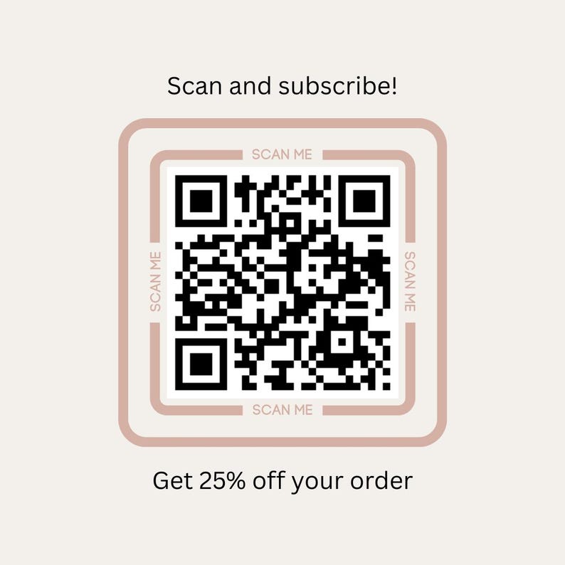 Puede incluir: Un c&oacute;digo QR cuadrado sobre un fondo beige claro. El texto Scan and subscribe! aparece sobre el c&oacute;digo y Get 25% off your order aparece debajo. El c&oacute;digo est&aacute; enmarcado por un borde rosa claro con el texto SCAN ME en cada lado.