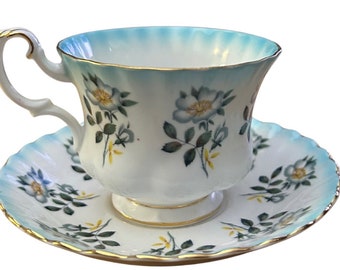 Vintage 1970er Royal Albert „Dog Rose“ Muster # 4471 Bone China Blue Floral Teetasse und Untertasse