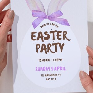 Op de afbeelding: Paasfeestuitnodiging met konijnenoren en een paarse strik. De uitnodiging bevat de tekst "Join us for an Easter Party" en evenementdetails. Onderaan staat "Editable Easter Invitation Canva Template • Instant Download."