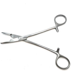 Könnte beinhalten: Eine chirurgische Klemme aus Edelstahl mit Verriegelungsmechanismus. Das Werkzeug hat ein scherenartiges Design mit Ringgriffen und gezahnten Backen. Der Markenname "Olax" ist sichtbar.