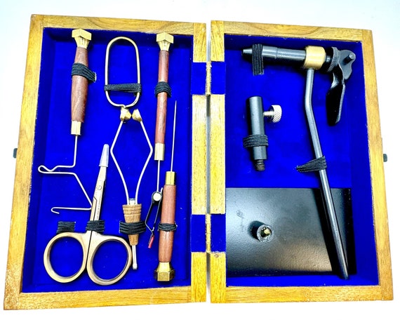 Station de montage de mouches en bois avec outils et matériaux