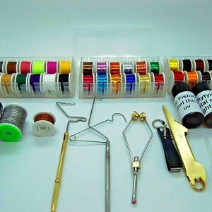 Fliegenbinde Kit, 2 verschiedene UV-Kleber, UV Fackel, Faden, Lametta, Garn, Keramik Klöppel-Halter, Kneifzange, Knotenbinde-Zange und mehr