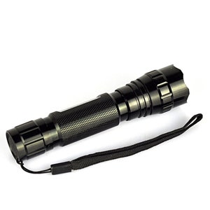 Op de afbeelding: Een zwarte zaklamp met een getextureerd metalen behuizing en een zwarte polsband. De zaklamp heeft een zoomfunctie en een helder LED-licht.