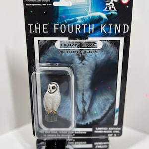 Peut inclure: Une figurine d'action de collection d'une chouette effraie provenant du film "Le Quatrième Type". La figurine est blanche avec des yeux noirs et est posée sur une branche. La figurine est emballée dans une boîte en plastique transparente avec un dos de carte noir et blanc. La carte présente le titre du film et un avertissement.