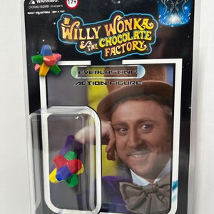 Puede incluir: Figura de acción Willy Wonka & the Chocolate Factory Everlasting, un juguete de colección en un blíster de plástico. La figura es de Willy Wonka con una chaqueta morada y una corbata de lazo. La figura sostiene un caramelo multicolor. El embalaje tiene una etiqueta de advertencia de peligro de asfixia y es solo para coleccionistas adultos.