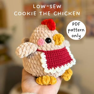 Cookie the Chicken low-sew crochet pattern in English (PDF file), crochet plushie chicken in apron, chubby chicken, cute autumn amigurumi