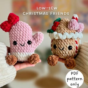 Könnte beinhalten: Zwei gehäkelte Weihnachts-Plüschtiere. Eines ist ein rosa Kaktus mit roter Schleife, das andere ein Lebkuchenhaus. Die Spielzeuge haben schwarze Augen und braune Füße. Der Text "LOW-SEW CHRISTMAS FRIENDS" und "PDF pattern only" ist sichtbar.