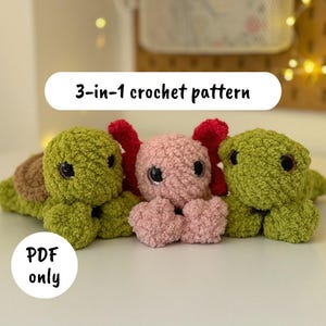 Puede incluir: Tres juguetes de peluche de ganchillo: dos tortugas verdes y un ajolote rosa con branquias rojas. Los juguetes tienen ojos de seguridad negros y están hechos con un hilo texturizado. El texto de la imagen dice "3-en-1 crochet pattern" y "PDF only".